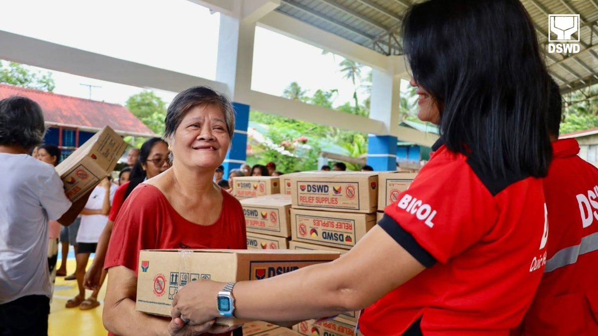 dswdserves's tweet photo. Umabot sa 706 na pamilyang apektado ng patuloy na pag-aalburoto ng Mt. #Bulusan sa Barangay San Roque, Bulusan, Sorsogon ang agarang nabigyan ng family food packs (FFPs) mula sa Department of Social Welfare and Development (DSWD) nitong Sabado (Mayo 3).
Bahagi ito ng patuloy na pagtugon ng Departamento sa mga pamilyang naapektuhan ng ashfall ng bulkan. Patuloy ang pagbabantay ng DSWD Field Office 5 - Bicol Region para matiyak na ang mabilis na paghahatid ng tulong para sa mga apektadong pamilya.
#BawatBuhayMahalagaSaDSWD ❤️