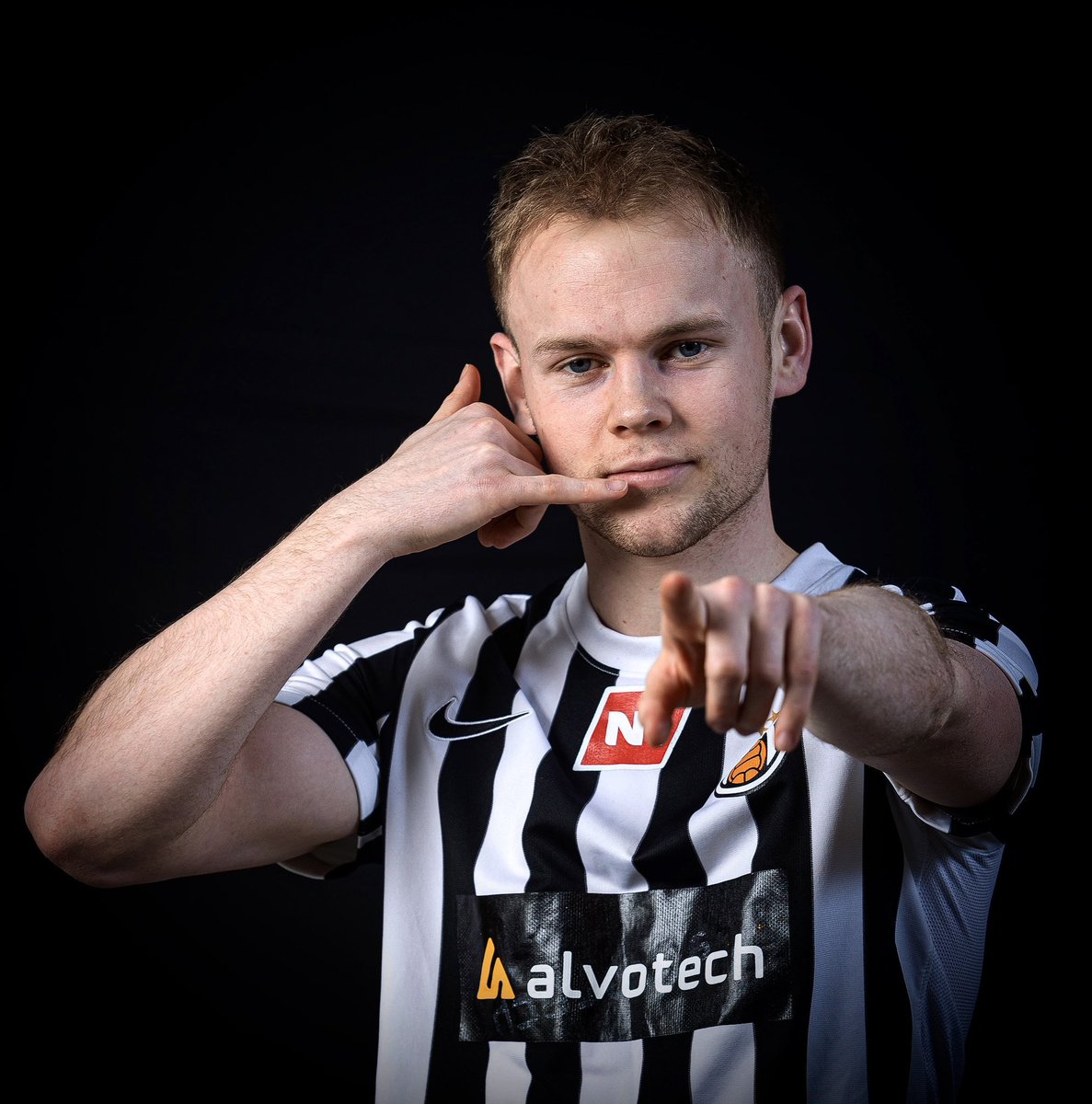 Leikmaður apríl mánaðar að mati stuðningsmannsins - Luke Rae⚫️⚪️

Búinn að vera kónga yfir sig í þessu skemmtilega KR liði með 3 mörk og 2 stoðsendingar í fyrstu 4 leikjunum. Skemmtilegt að sjá hann gera vel þar sem hann var bara fenginn úr Gróttu úr lengjunni á sínum tíma.