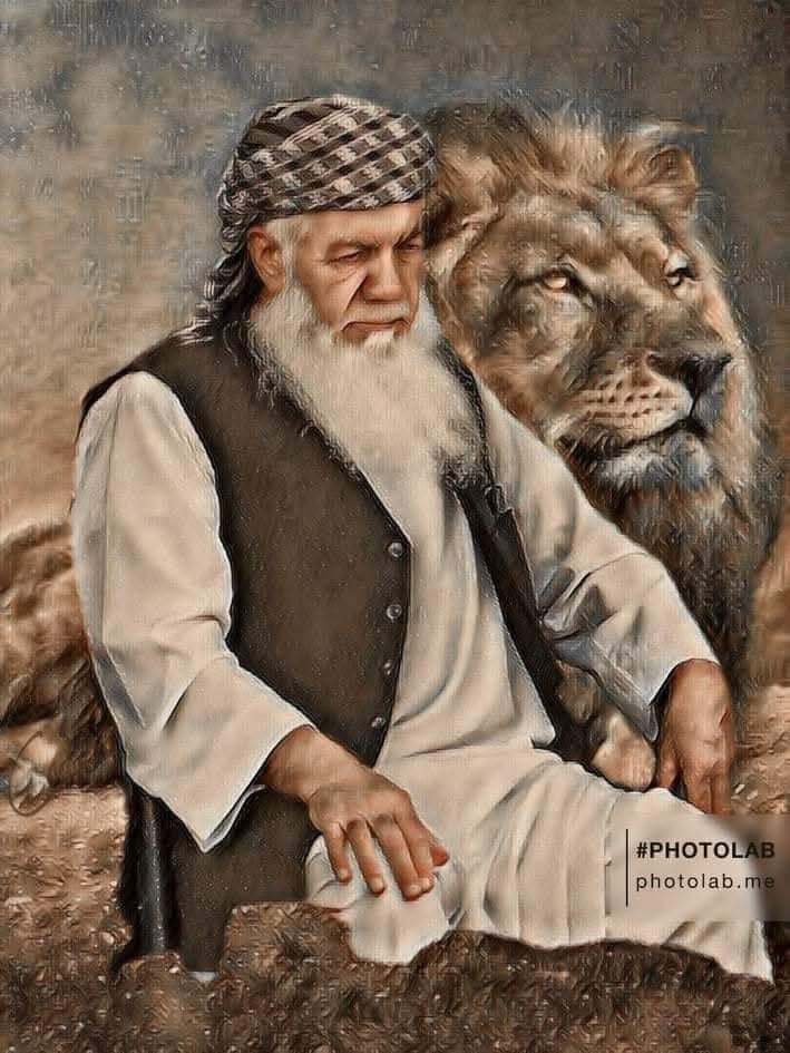 NKiannia_Tajik's tweet photo. برکناری امیر محمد اسماعیل خان از فرماندهی حوزه جنوب غرب در هجوم نخست طالبان باعث سقوط هرات و سپس کابل گشت.

در نخست وقتی طالبان به سمت حوزه جنوب غرب که هلمند را نیز شامل میگشت حمله ور گشتند و هلمند را متصرف شدند. امیر محمد اسماعیل خان نیروهای این حوزه را به رهبری شهید جنرال علاالدین خان به جنگ با آنان فرستاد، در نیمه شب جنگ آغاز گشت و اوغان های شامل در نیروهای جنرال علاالدین خان به آنان خیانت کرده و جنرال علاالدین خان زخمی شد و نیروهایش در برابر طالبان شکست خوردند و تا فراه عقب نشستند. و وقتی طالبان بر فراه مسلط گشتند فرماندهی عملیات در برابر آنان بر عهده جنرال ظاهر عظیمی نهاده شد و او توانست نیروهای حوزه جنوب غرب را سامان داده و طالبان شکست دهد و بر ولایت فراه مسلط شود.
وقتی فراه آزاد شد نیروهای حوزه جنوب غرب بر ولایت نیمروز نیز مسلط گشتند و استاد برهان الدین ربانی رییس جمهور کشور به فراه سفر کرده و مجاهدین را تشویق نمود.

پس از بازگشت وی عده ای از جمعیتی های حوزه جنوب غرب که بنام «دفتری ها» معروفند به نزد استاد شهید رفته و در مورد برکناری امیر محمد اسماعیل خان از رهبری حوزه جنوب غرب سخن گفتند.  و هر روز با تکرار این قضیه و عملکرد های خوب امیر محمد اسماعیل خان را در حوزه غرب بد جلوه داده و وانمود میکردند او میخواهد مستقل شود و حرف دولت را نیز نمی‌شنود و میخواهد ارتباط خود را دولت اسلامی قطع کند و بدون شک مرحوم سید نورالله عماد معاون جمعیت در راس این جریان قرار داشت...
نارضایتی اینان از امیر محمد اسماعیل خان از آن سبب بود که هنگام تصرف فراه آنان (دفتری ها) بر دارایی های عامه یورش برده و مقداری چپاول نمودند و این امر با واکنش شدید امیر محمد اسماعیل خان روبرو گشت و عده ای از آنان را نیز به جزای کار شان رسانید و آنان از ایشان کینه به دل گرفتند.

به هر صورت وقتی امیر محمد اسماعیل خان وضعیت نیروها را مناسب دید، جنرال نصیر احمد نصرت را به فرماندهی آنان برگزید و دستور داد تا به سمت هلمند پیشروی کنند، از سوی دیگر در همین زمان تلاش دفتری ها به ثمر نشست و استاد برهان الدین ربانی دستور برکناری امیر محمد اسماعیل خان از رهبری حوزه جنوب غرب را صادر کرد و برای مهار اتفاق و یا سخنی هم که پیش بینی میکرد روی خواهد داد داکتر عبدالله را به هرات فرستاد. نیروهای حوزه جنوب غرب که عمدتا تاجیک بودند هلمند را تصرف کرده و برای نخستین بار پس از صدها سال در شرف تصرف قندهار بودند که خبر بر کناری امیر محمد اسماعیل خان در میان آنان منتشر گشت....

انتشار این خبر باعث اختلاف و گسست در صفوف نیروها شد و در همین زمان فرمانده این نیروها جنرال نصیر احمد نصرت نیز به شهادت رسید، گسست غیر قابل کنترل گشت و نیروهایی که چیزی به تصرف قندهار و ختم قائله طالبان فاصله نداشتند صفوف جنگ را رها کرده و طالبان به آسانی تا هرات را آمدند و سلاح ها و توان نظامی بزرگی که در هرات بود جمع کرده و روانه کابل گشتند و آنجا را نیز تصرف کردند...

تاریخ محل عبرت است، باید آن را مرور نمود.

این یاد داشت از میان سخنان مجاهدین هرات و فرماندهان توانایی چون جناب @sayedmo49815012 و دیگران جمع آوری و منتشر گشت...

هدف از نشر آن جلوگیری از پخش سخنان نادرست و غیرواقعی در پیوند به این رویداد است.