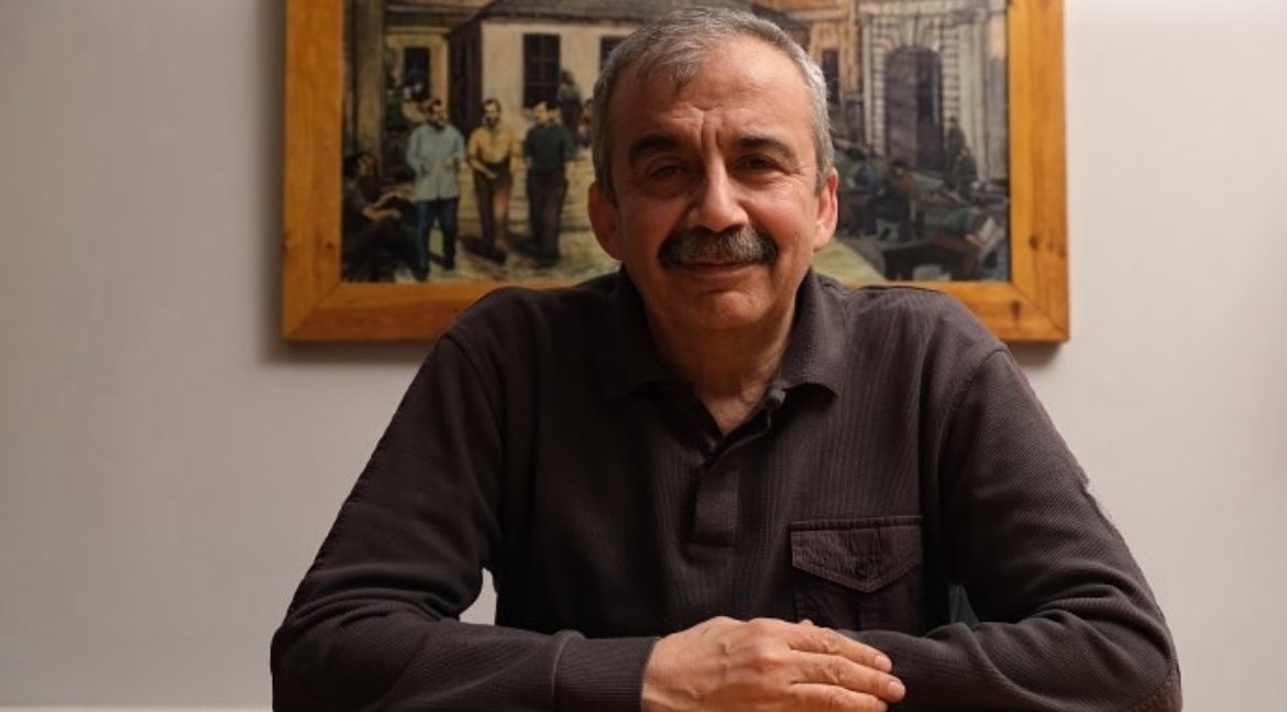 hrmncymhmt's tweet photo. Ağlamak gülmenin kardeşidir!
Ağlamayan gülemez ki.

Allah rahmet eylesin 🙏❤️
Süreyya Önder https://t.co/Gs15D9iHMm