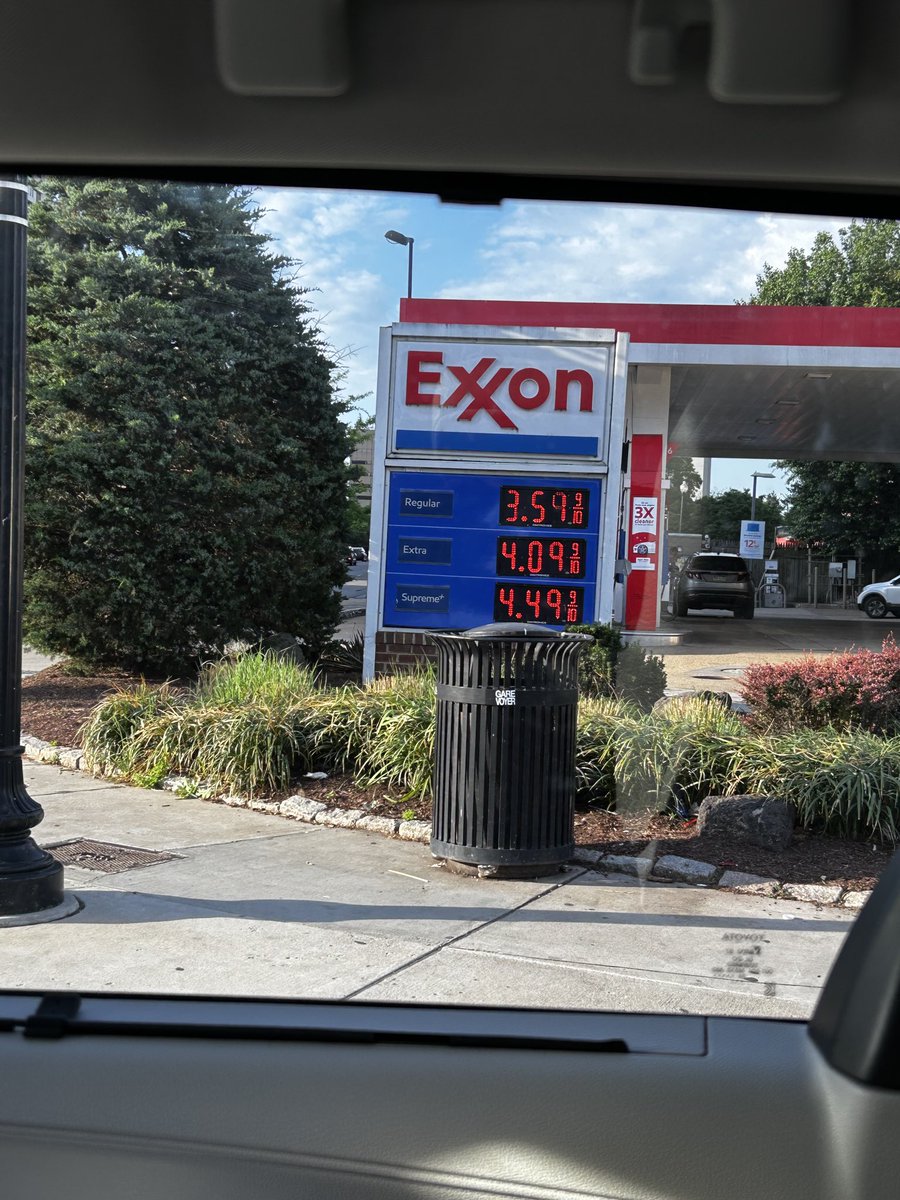 OsuBux0307's tweet photo. @ChaseForLiberty This was taken in Washington DC. Not even close to under $2.00. And I got a pic of Trump under the prices. 🗑️ https://t.co/zUURdfKIBc