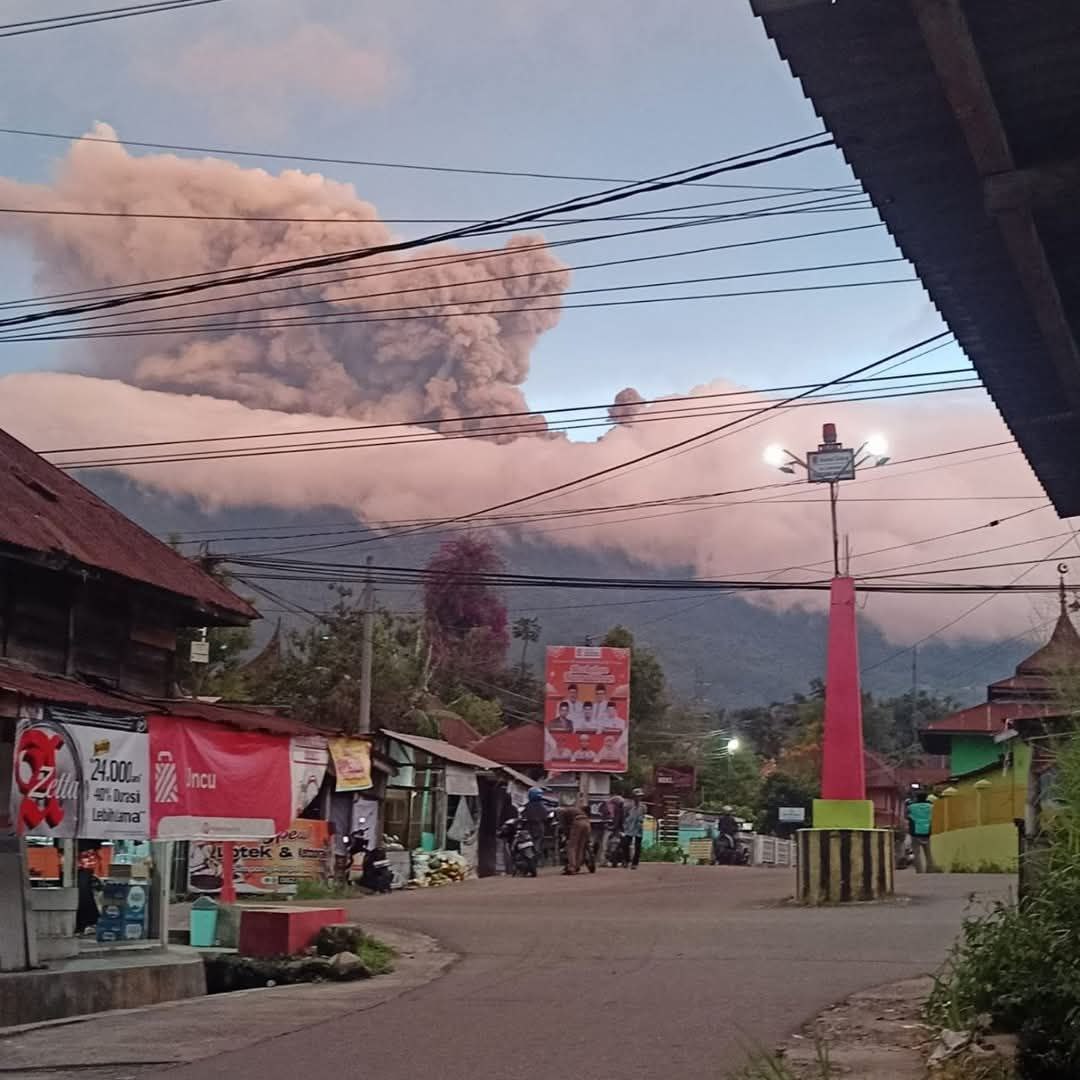 factsprime35's tweet photo. Volcanic alert! 🌋

Large eruption of Mount Marapi in West Sumatra, Indonesia 🇮🇩. 

#MountMarapi #Indonesia #VolcanicEruption https://t.co/0yebr5A327