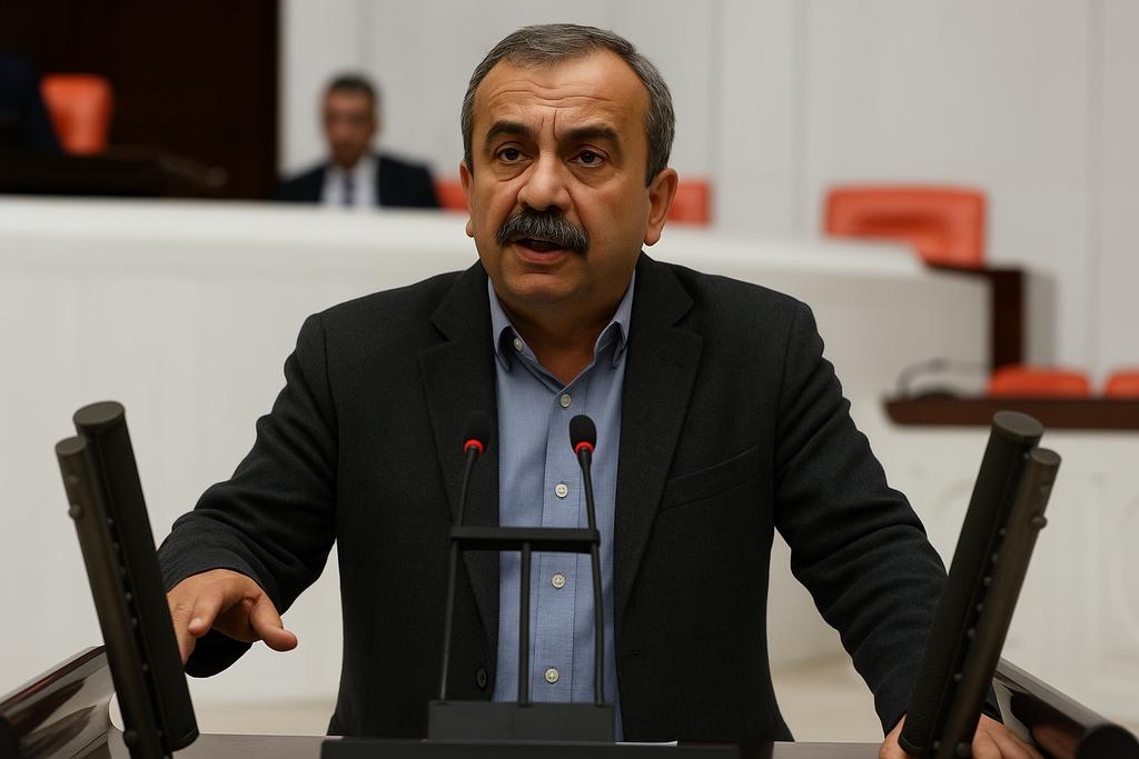SIRRI SÜREYYA ÖNDER.. 

"Bazı insanlar var öldürmek için yaşıyorlar...

Bazı insanlar var ki yaşatmak için ölüyorlar.." 
😥