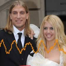 Lucianolopez_2's tweet photo. Había una vez una mujer pscicópata q se llamaba WAN 
Sus padres la criaron para escalar a través del “vale todo “ con tal de engancharse con millos q la mantengan. Un día después de andar mucho por la noche lo  atrapó a Maxi. Se casaron. Maxi la engañaba, pero en vez de irse,se quedaba embarazada. Tuvo 3 hijos. 
Un día harta de los engaños, dijo “me voy a vengar.. “
Como? Se enganchó al mejor amigo de Maxi q era su protegido,  xq solo tenía 17 años.
Mauro estaba de novio y además la novia era una de las mejores amiga de WAN. 🙄
Lo sedujo. Lo convenció.Cuando ya estaba segura se fue y dejó a Maxi.
Al pobre Maxi  no lo dejó ver más a sus 3 hijos. 
Hizo q  el joven Mauro, ya de 19,  se casara c ella y mantenga a los hijos de Maxi y además se embarazó de 2 hijas más. 
Mauro fue padre de los 5  hijos, proveedor para WAN y toda la familia de la psiquiátrica. 
Ella también andaba c otros hombres en su nueva y maravillosa vida de casada.
Paso el tiempo y Mauro se sentía abrumado, encerrado en su propia mentira.
Un día conoció a la una mujer bella llamada Euge. 
Se enamoró… 
Pero esto le costaría caro y tuvo q dejarla ya q Wanda iba a hacer lo mismo q le hizo a Maxi. 
Allí la psicópata Wan lo destruyó haciendo su vida miserable. 
Lo engañó mucho y se victimizó. 
Pero Mauro entendió q debía seguir su corazón ♥️ y volvió por la princesa Eugenia.  
Ahora juntos libran la batalla más difícil q es ser felices juntos, todos, sus hijos de ella y las hijas de él.  
Pero  … Wanda está enfadada y es tan mala q no deja a Mauro en paz ..
Colorín colorado este cuento, por ahora ha acabado 😏
#WandaNadieTeCree 
#justiciaporMauroIcardi 
#MauroIcardiPadreCoraje 
@MauroIcardi 
@chinasuarez