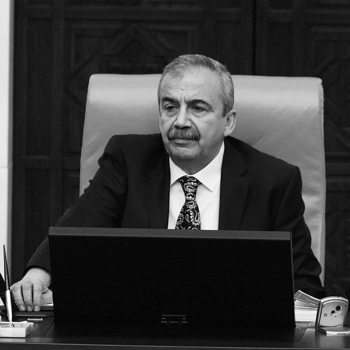 Tedavi gördüğü hastanede vefat eden bu toprakların barış ve huzur sevdalısı Sırrı Süreyya Önder’e Allah’tan rahmet; ailesine, yakınlarına ve sevenlerine başsağlığı diliyorum.