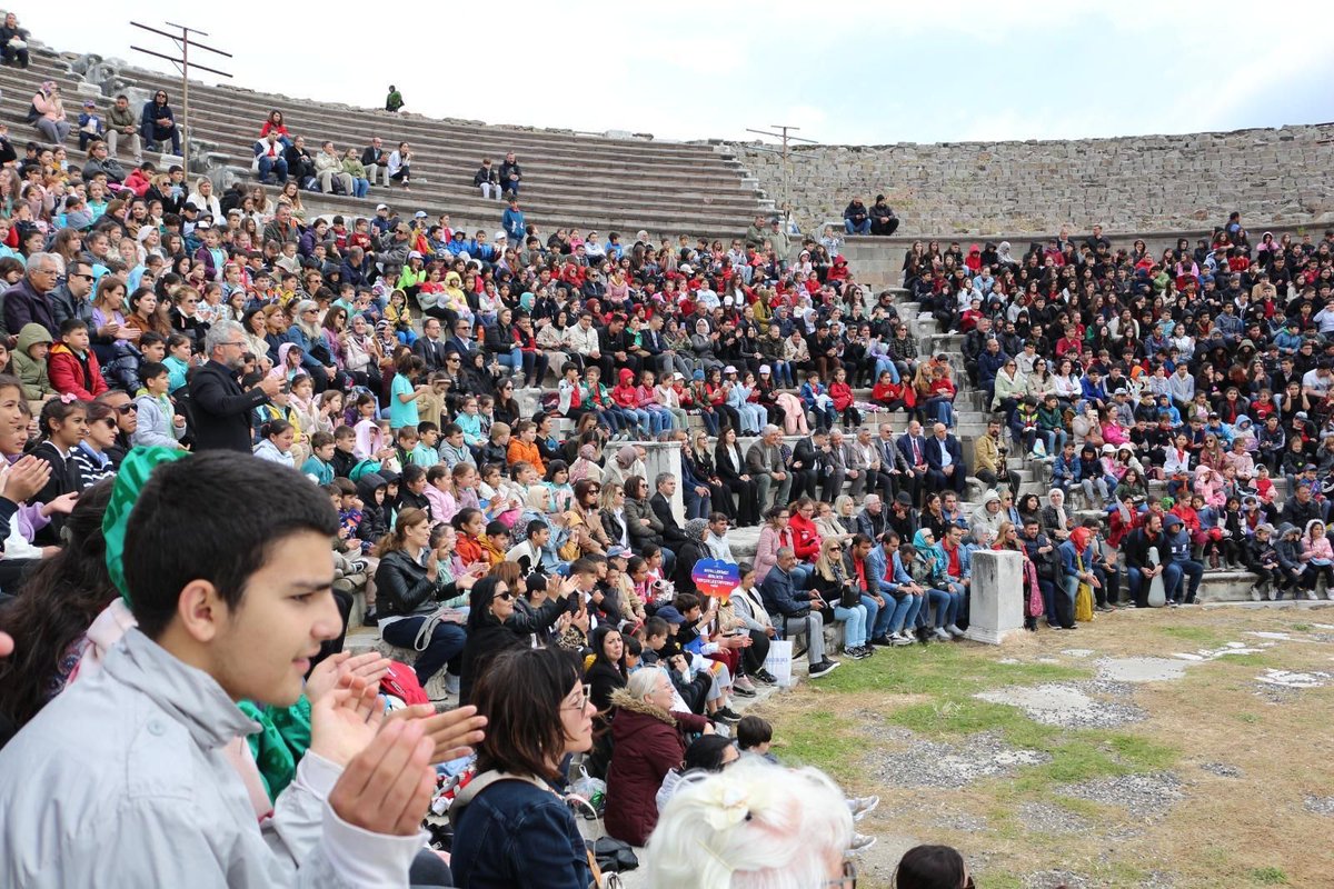izmir_ilmem's tweet photo. 🌟"Hayallerimizi Birlikte Gerçekleştiriyoruz"projesi kapsamında Bergama, Dikili, Kınık ve Menemen ilçeleri Bergama Antik Tiyatro Asklepion’da Özel Eğitim Şenliği gerçekleştirildi.

🗓️02 Mayıs 2025
📌 Bergama Antik Tiyatro

@tcmeb @Yusuf__Tekin @drsuleymanelban @yahsiomer https://t.co/HnXOBJCac2