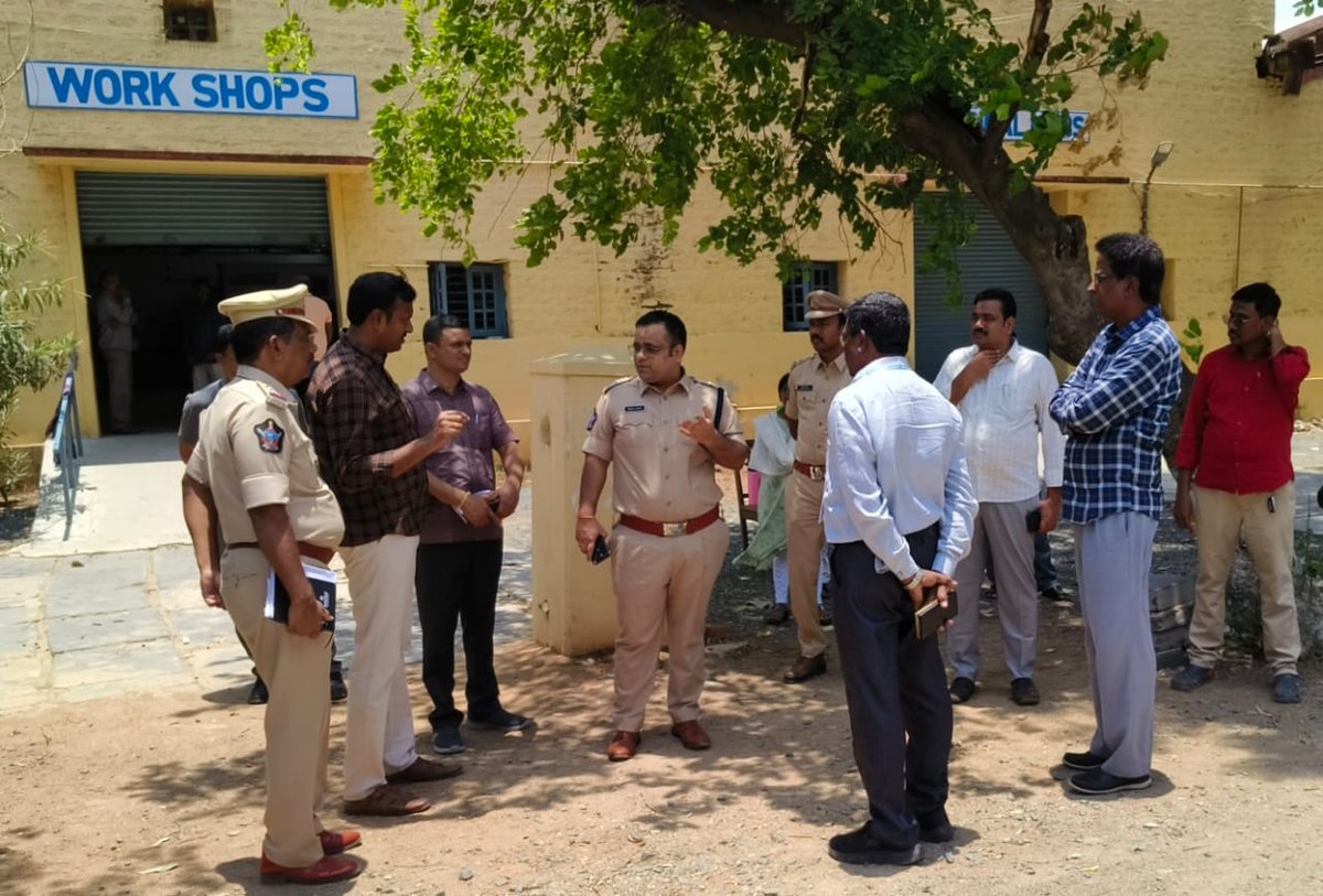 NandyalSp's tweet photo. నేషనల్ ఎలిజిబిలిటీ కమ్ ఎంట్రన్స్ టెస్ట్ (NEET) పరీక్ష కేంద్రాల ఏర్పాట్లను తనిఖీ చేసిన జిల్లా ఎస్పీ గారు... 

 భద్రత ఏర్పాట్లు తీసుకోవలసిన చర్యలపై పోలీసు అదికారులకు దిశ నిర్ధేశం....#digkurnool #APPOLICE100 #APPolice. https://t.co/QK3cRfRJqL