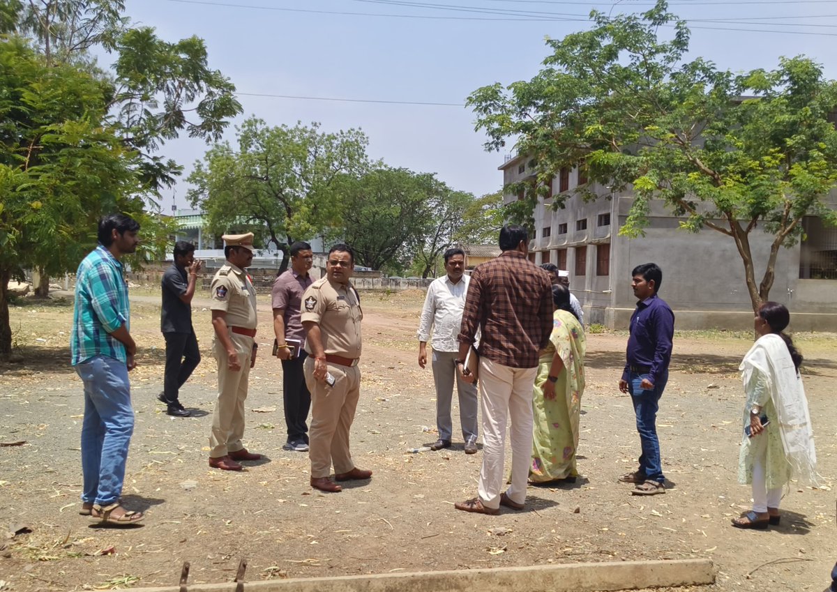 NandyalSp's tweet photo. నేషనల్ ఎలిజిబిలిటీ కమ్ ఎంట్రన్స్ టెస్ట్ (NEET) పరీక్ష కేంద్రాల ఏర్పాట్లను తనిఖీ చేసిన జిల్లా ఎస్పీ గారు... 

 భద్రత ఏర్పాట్లు తీసుకోవలసిన చర్యలపై పోలీసు అదికారులకు దిశ నిర్ధేశం....#digkurnool #APPOLICE100 #APPolice. https://t.co/QK3cRfRJqL