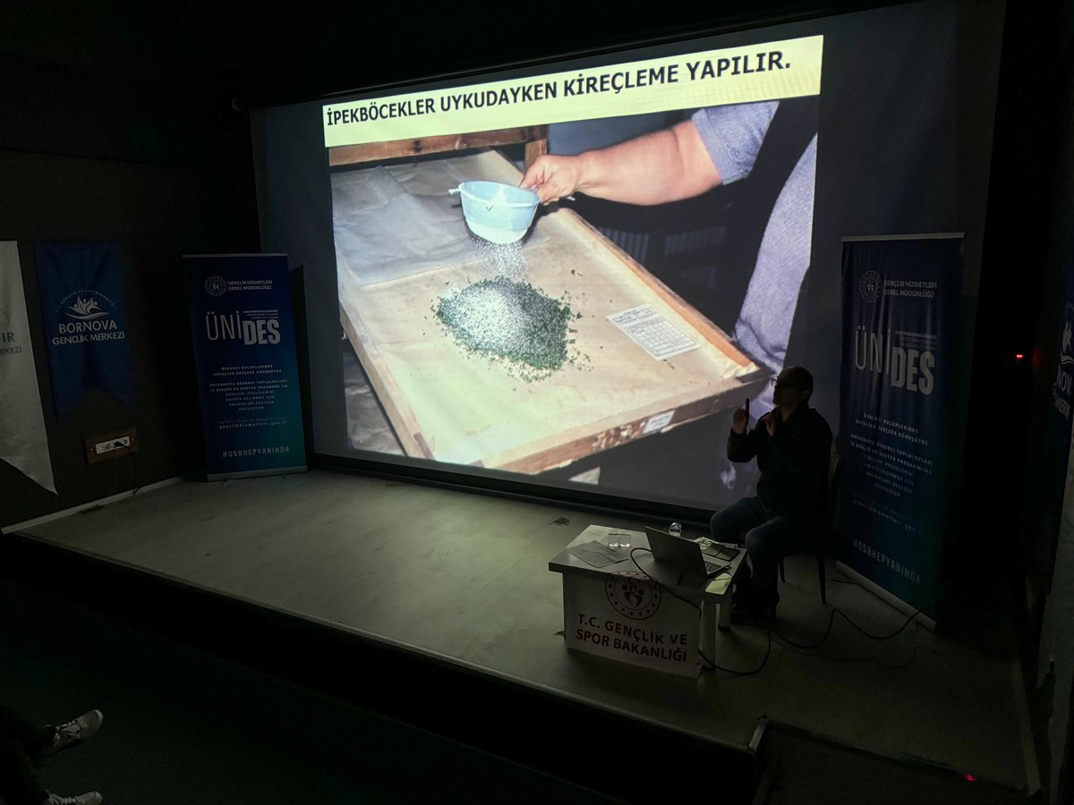 GSB_BayindirGM's tweet photo. 🐛🐛 Bir koza, bir umut demektir.🧶

Üniversite Öğrenci Toplulukları Programı (ÜNİDES) Kapsamında Bornova Genç Ofisimizin gençleri ile üzerinde çalıştığımız Kozabirlik İpek Böceği yetiştiriciliği sunumunda bir aradayız.

#bayındırgençlikmerkezi 
#ipekböceğiyetiştiriciliği
#unides https://t.co/sjKxnk2cLP