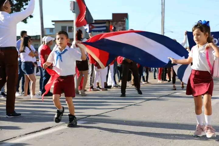 Continuidad, alegría, victoria!
Así ha sido y así será!
En cada Primero de Mayo #Cuba festeja, conmemora y honra 
Nuestro pueblo hace historia!
#PorCubaJuntosCreamos