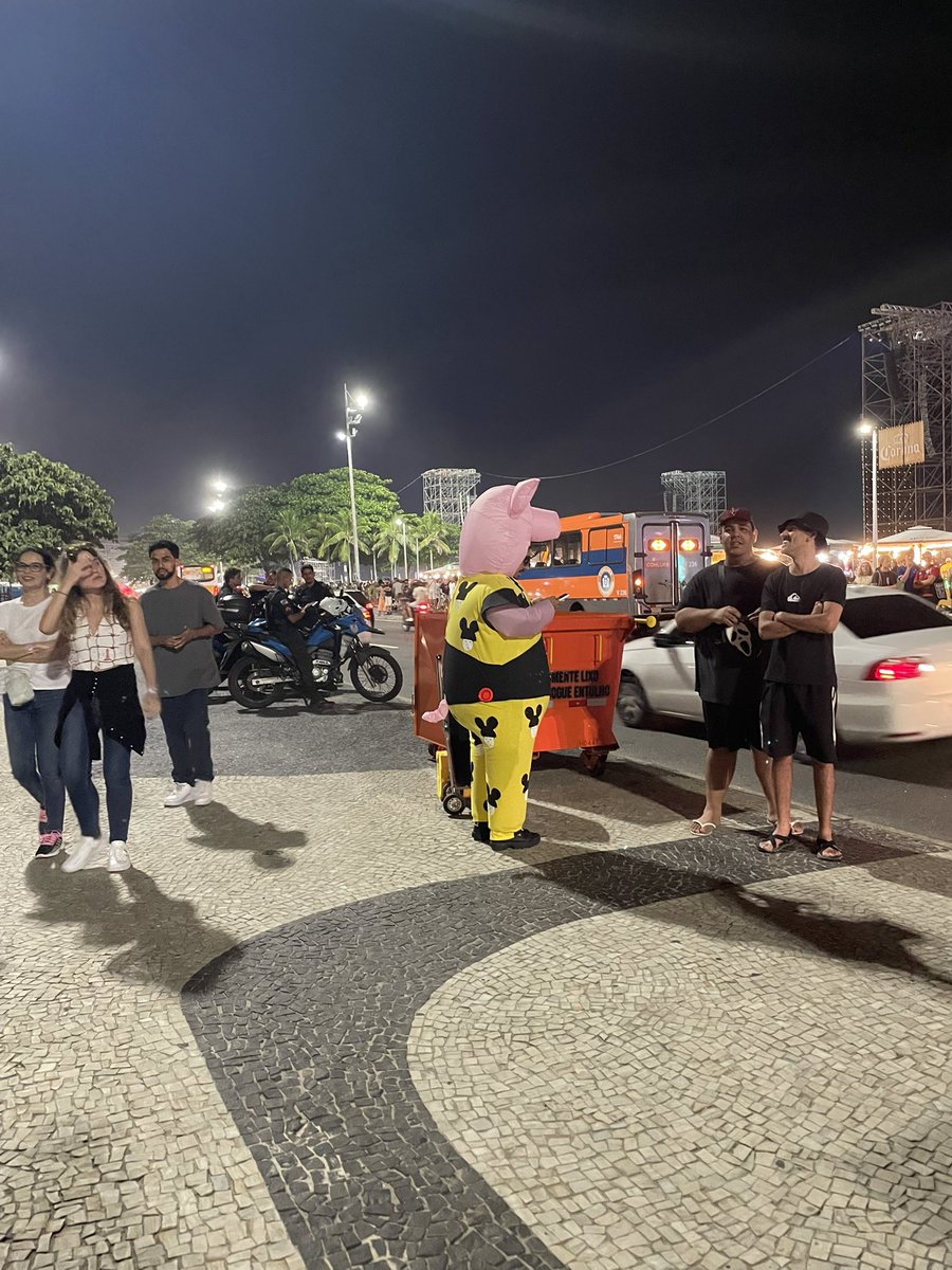 rauppgv's tweet photo. O porquinho da paulista também em Copacabana  ✨ https://t.co/Jq2gQJcqbk