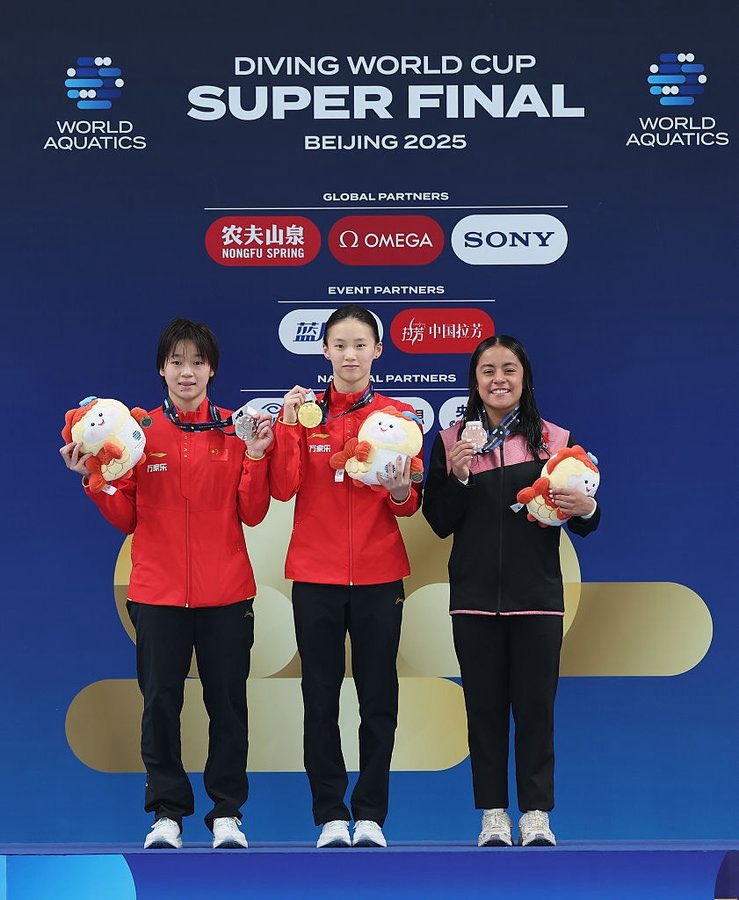 La olímpica mexicana Alejandra Estudillo sube el podio en la final de plataforma 10m individual en la Súper Final de Clavados en Beijing, China, con 332.70 pts, en una prueba con nuevo formato en donde el desafío inicia con el reto cara a cara. China domina con Yuxi Chen (oro) y