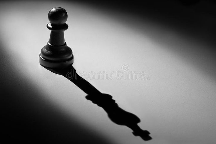 GustavoAdolf_'s tweet photo. "El peón es la figura más modesta del ajedrez y sin embargo en su pequeñez habita una grandeza silenciosa.
No posee la agilidad del caballo ni el alcance del alfil. No reina ni domina. Avanza lentamente, siempre hacia adelante, como quien sigue el deber por encima del deseo. No retrocede porque no hay virtud en la nostalgia. No se rebela contra su lugar en el tablero. Acepta su condición con dignidad y es precisamente esa aceptación, esa entrega a la función que le fue asignada lo que lo hace invencible en espíritu. Cada paso que da es un acto de coraje, no porque desafíe al enemigo, sino porque desafía su propio temor al sacrificio. Puede ser tomado, puede caer y aun así, no se detiene. Si llega al final, se transforma, pero no por ambición, sino por mérito.
Porque el alma que ha caminado rectamente por el campo de batalla, sin desviarse de la virtud, ha ganado el derecho a florecer.
El peón nos enseña que la verdadera elevación no es la que se impone, sino la que se alcanza sin traicionar su esencia."
Web
