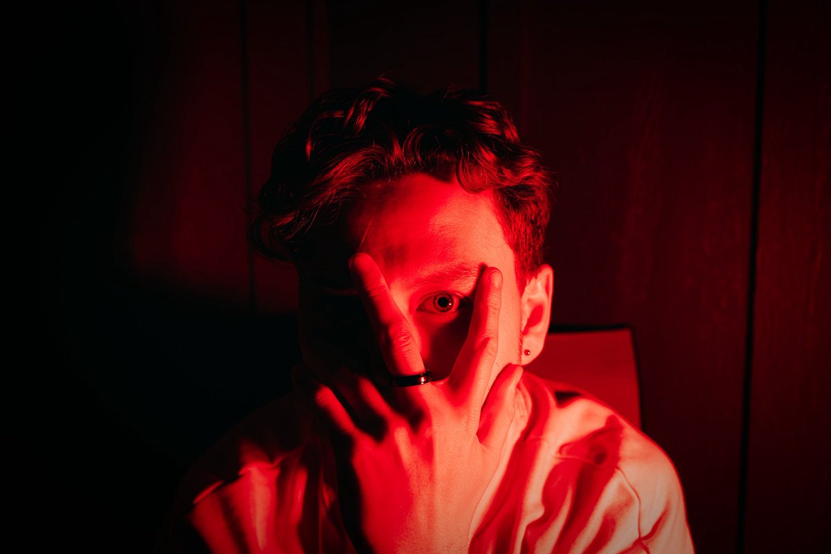 TjWsPhotography's tweet photo. F r a c t u r e d  G l o w

A study in light, shadow, and self.

📷 - @fujifilmx_us X-T5 w/ 16-55 f/2.8

#PortraitVision #MoodyPortraits #LowKeyLighting #CinematicVibes #ColorTheoryInArt #FujifilmXSeries #XT5Magic #ExperimentalPortrait #DarkPortraits #PhotoMood #ShadowAndLight https://t.co/XXEO3yhuJB