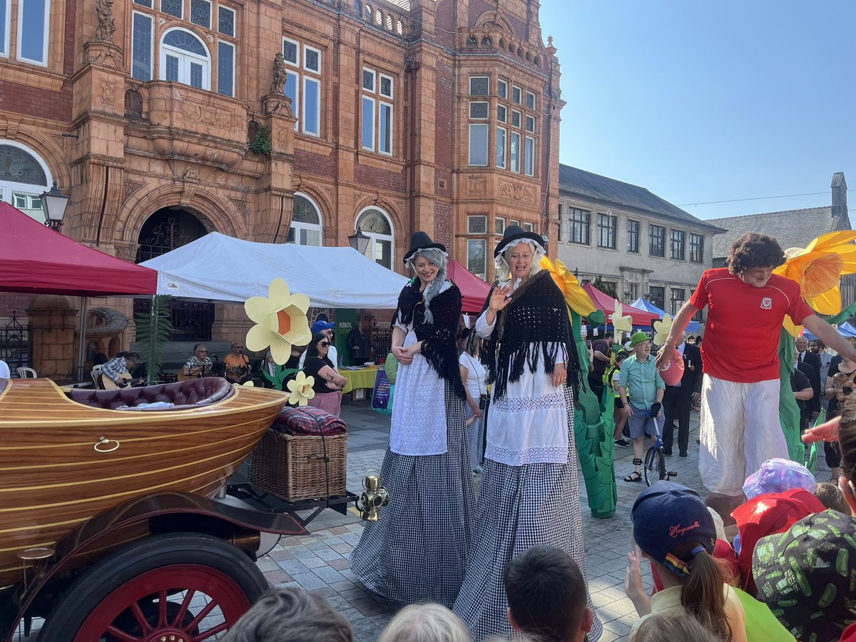 Miss Sullivan (@becsullivanpyd) on Twitter photo Meeting MC Grammar at the festival. Big thank you to <a href="/SteveGeorge100/">Steve & George</a>. The pupils really enjoyed <a href="/1Penydre/">Pen y Dre High School</a> <a href="/PenYDreEnglish/">Saesneg Pen y Dre English</a> Meeting MC Grammar at the festival. Big thank you to <a href="/SteveGeorge100/">Steve & George</a>. The pupils really enjoyed <a href="/1Penydre/">Pen y Dre High School</a> <a href="/PenYDreEnglish/">Saesneg Pen y Dre English</a>