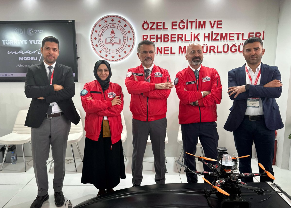 Türkiye Maarif Vakfı (@tmaarifvakfi) on Twitter photo Türkiye Maarif Vakfı 3. Gününde de #TEKNOFEST'te
Başkanımız <a href="/Mahmut_M_Ozdil/">Mahmut M. Özdil</a> ve Maarif Heyetimiz, öğrencilerimizle bir araya gelerek teknolojinin kalbinin attığı alanı gezdi.
Geleceğin teknolojilerine yön veren gençlerimizin heyecanına ortak oldular, ilham verici projeleri Türkiye Maarif Vakfı 3. Gününde de #TEKNOFEST'te
Başkanımız <a href="/Mahmut_M_Ozdil/">Mahmut M. Özdil</a> ve Maarif Heyetimiz, öğrencilerimizle bir araya gelerek teknolojinin kalbinin attığı alanı gezdi.
Geleceğin teknolojilerine yön veren gençlerimizin heyecanına ortak oldular, ilham verici projeleri