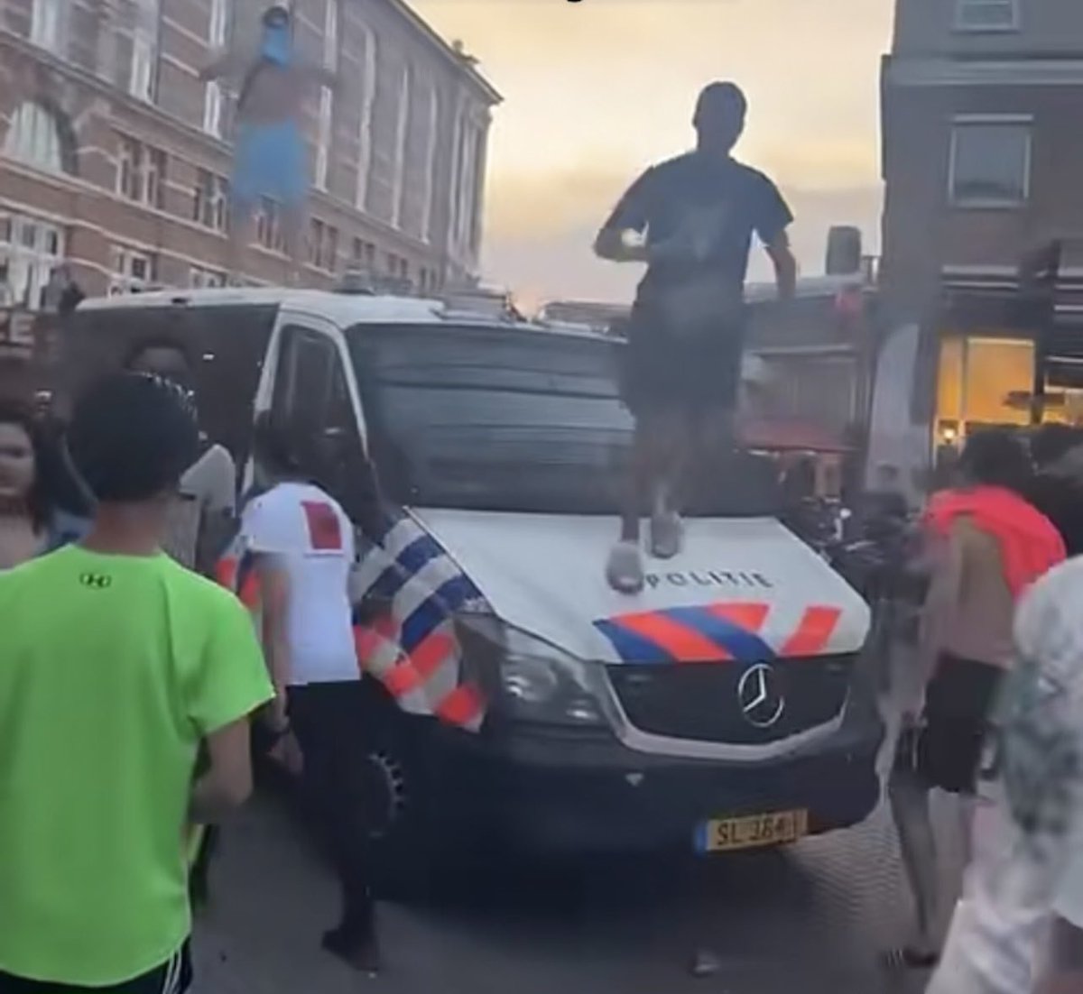 widtvoet's tweet photo. -allochtone jeugd relt vrij op Scheveningen
-Faber blokkeert leuk uitje asielcriminelen
-nieuwe nazi's willen AfD verbieden
-NAVO baas Rutte: 5% bbp voor Defensie
-grote winst Reform bij Britse verkiezingen
-Manon internetbreed uitgescheten
-inflatie stijgt alweer verder
#2mei https://t.co/s2CawRC1S3