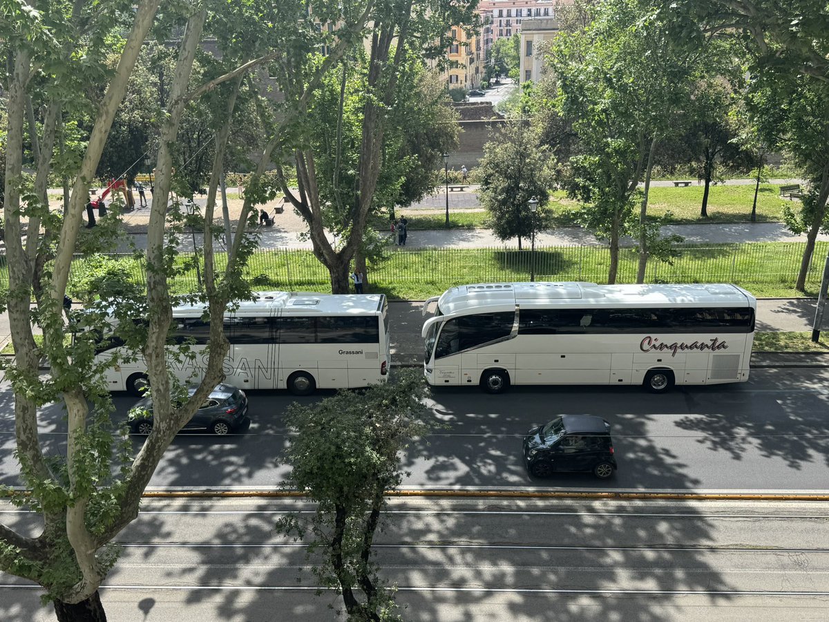 Pullman in sosta in maniera selvaggia @PLRomaCapitale <a href="/Roma/">Roma</a> <a href="/lor_santo/">Lorenzo Santonocito</a> viale Carlo felice. Chi dovrebbe controllare?