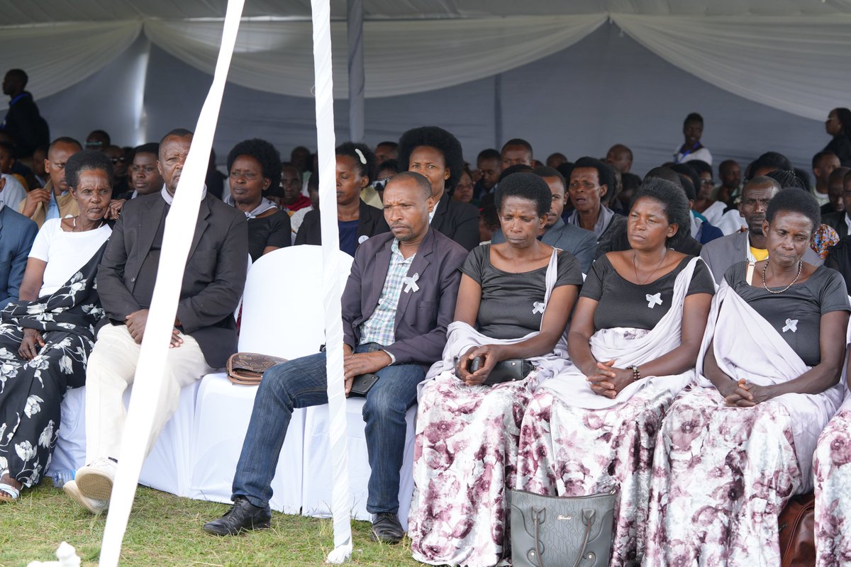 Nshimyumukiza (@nshimyumukizper) on Twitter photo Uyu munsi, Minisitiri <a href="/DrDamascene/">Dr. Jean Damascene BIZIMANA</a> nβabandi bayobozi, bifatanyije nβabaturage bβAkarere ka <a href="/Nyamagabe/">Nyamagabe District</a> mu #Kwibuka31 Jenoside yakorewe Abatutsi, ku Rwibutso rw Cyanika rushyinguyemo Abatutsi basaga ibihumbi 40. Harashyingurwa indi mibiri 53.
Twibuke twiyubaka.
βοΈ <a href="/Unity_MemoryRw/">Ministry of National Unity and Civic Engagement</a> Uyu munsi, Minisitiri <a href="/DrDamascene/">Dr. Jean Damascene BIZIMANA</a> nβabandi bayobozi, bifatanyije nβabaturage bβAkarere ka <a href="/Nyamagabe/">Nyamagabe District</a> mu #Kwibuka31 Jenoside yakorewe Abatutsi, ku Rwibutso rw Cyanika rushyinguyemo Abatutsi basaga ibihumbi 40. Harashyingurwa indi mibiri 53.
Twibuke twiyubaka.
βοΈ <a href="/Unity_MemoryRw/">Ministry of National Unity and Civic Engagement</a>
