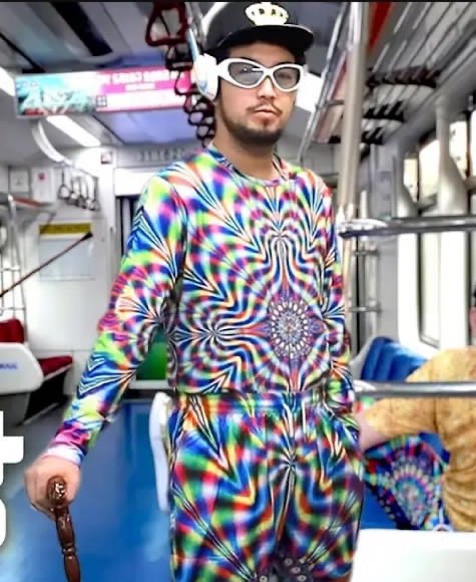 비틀즈 초반엔 다 1짤처럼입고다녔는데 어느기점부터 ㄹㅇ뜬금없이2됨
뭔가 서서히 심경의변화가 있었던것도아니고 걍.. 어느날갑자기 코마상태패션돼있음