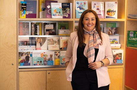 Maak het verschil, word vrijwilliger; net als taalcoach Rachida! De eerstvolgende training is op 10 en 24 juni en 1 juli. Meld je aan! Je krijgt een gratis bibliotheekabonnement én toegang tot leuke activiteiten. 

#deBibliotheekSchiedam #DigiTaalhuis