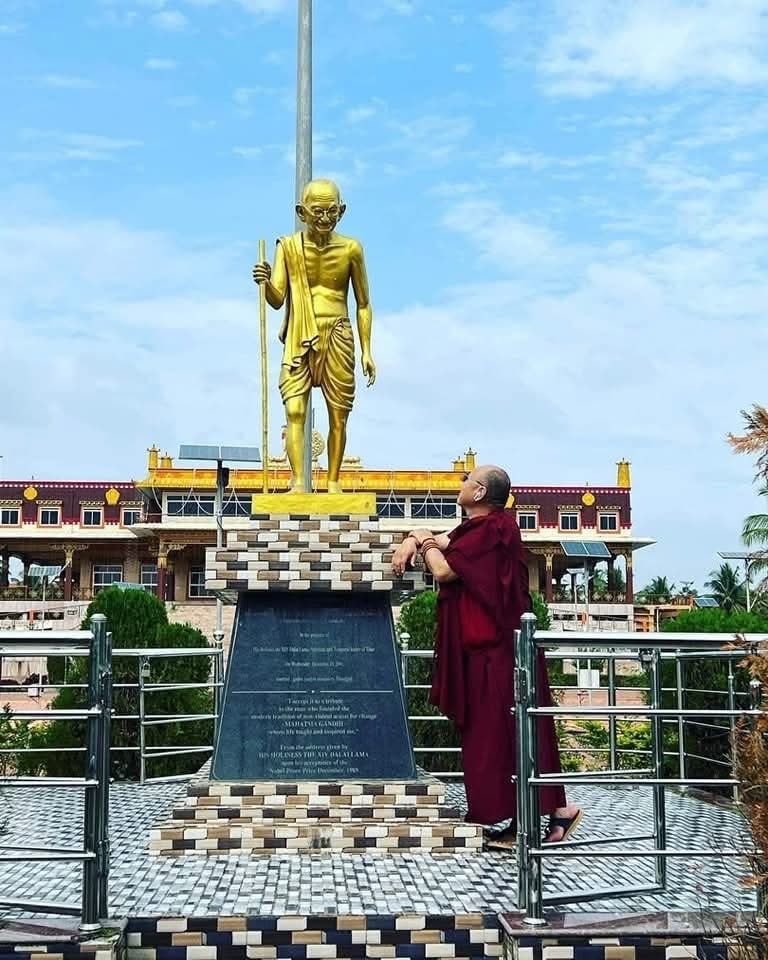 Махатма Гандигийн хөшөөн дээрх  “Хамгийн Хүнд 7 Нүгэл” гэдэг бичээс:

1. Хөдөлмөрлөж олоогүй эд 
    хөрөнгө
2. Ухамсаргүй зугаа цэнгэл
3. Зүрх сэтгэлгүй мэдлэг
4. Ёс суртахуунгүй арилжаа
5. Хүмүүнлэг биш шинжлэх 
    ухаан
6. Зориулах сэтгэлгүй     
     шашин
7. Зарчимгүй улс