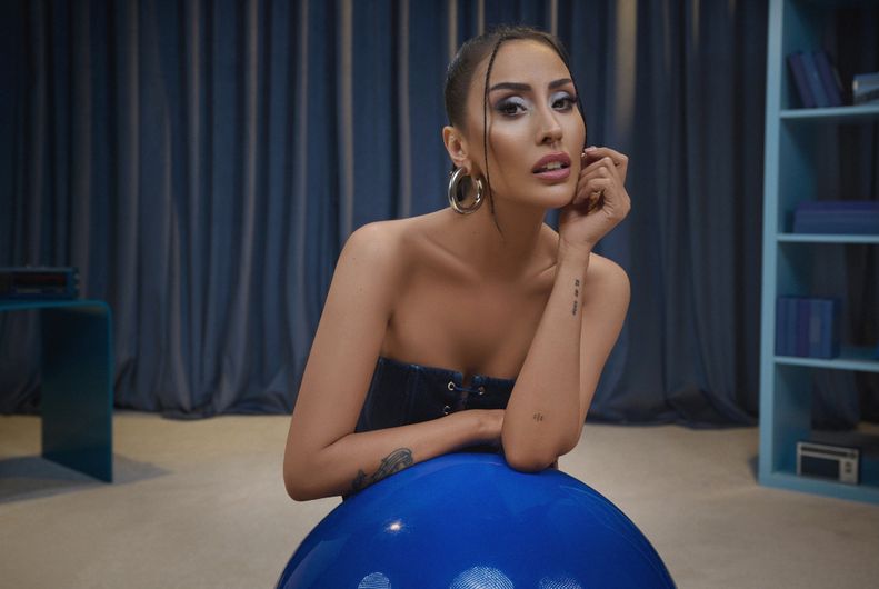 muziksetii's tweet image. Dokuz senelik profesyonel müzik kariyerini #Halim isimli ilk stüdyo albümüyle taçlandıran Hande Ünsal, "Bu albümde içimde biriktirdiğim her sesi, her cümleyi, her susuşu bir şarkıda söyledim." dedi. İlk albümündeki dokuz şarkısının dokuzunu kliplendirdi. 💜 @benhandeunsal