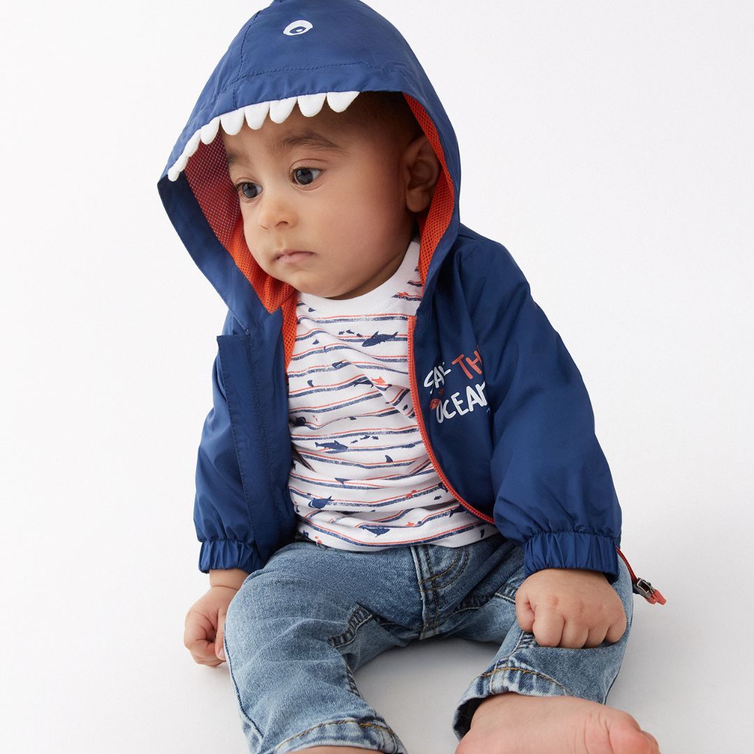 Nuestro pequeño tiburoncito 🦈, el modelo ideal para este total look de la colección Ocean's Tribe  🌊🐳
Camiseta de flamé SHARK, pantalón denim NOPLASTIC y cortavientos con apliques decorativos EAT.

#canadahouseofficial #weRcanada#fashion #kids #modainfantil #oceanstribe