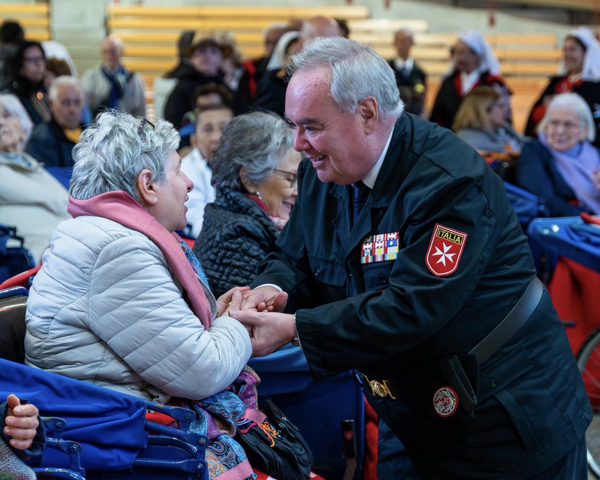 Ce matin, le Grand Maître Fra' John Dunlap a rencontré les Seigneurs malades italiens à l'église Sainte-Bernadette. Un geste de proximité qui renouvelle l'esprit de service et de fraternité de l’#OrdredeMalte.