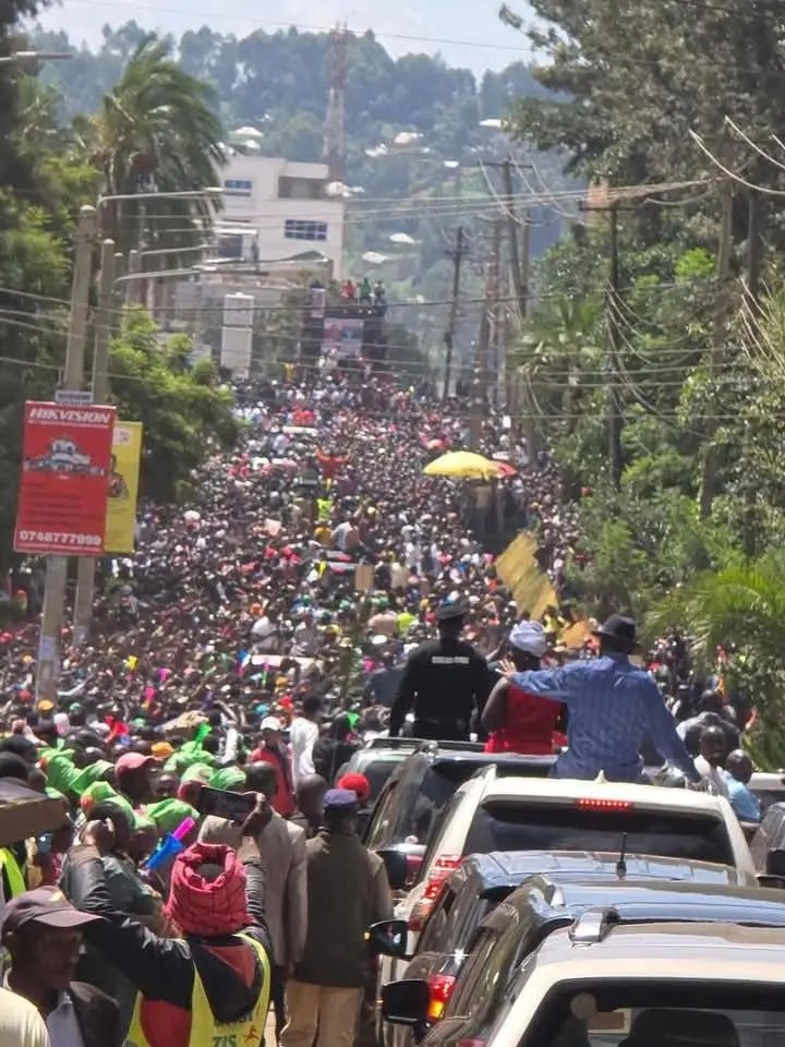 WKevian's tweet photo. Hii ndio ujinga ya wakenya, instead of advocating for individuals who make genuine changes and have shown care for our people, munapromote watu who waste money on campaigns... si Ruto alifanya upuuzi huu huu na look where we are now.. Y'ALL NEVER LEARN
#MaragaThe6th https://t.co/UqXbzqni7C