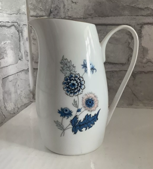 Love the shape of this 1960s Bohemia milk jug. Available in my Ebay shop, twibellvintage, where you'll also find more curated vintage pieces.
#LincsConnect #MHHSBD #vintage #midcentury #vintagechina #ebay #ebayseller #ebaystore #giftideas #homedecor #tableware