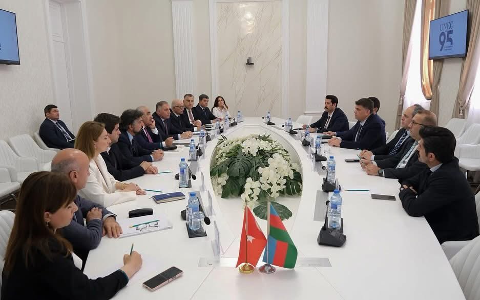 TESİAD Kurucu Genel Başkanı Dr. İlyas Bozkurt, TESİAD Genel Başkanı Dr. Halil İbrahim Yılmaz, TESİAD Yurt Dışı Teşkilatlanma Genel Başkan Yardımcısı Mehmet Talha Zeytinci, Azerbaycan Devlet İktisat Üniversitesi Rektörü Prof. Dr. Edalət Muradov’a Ziyaret