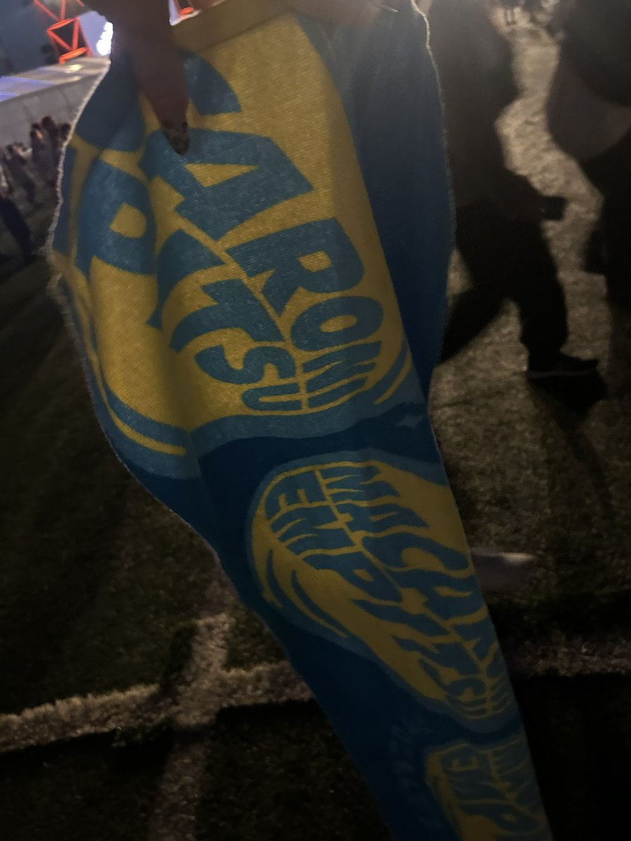 [拡散希望]
19:00頃sunsetステージにてマカロニえんぴつさんのこのタオル落ちてました。
近くのスタッフさんに渡したので落し物センターに届いてるかと思います!!
無事持ち主様のところに届きますよう拡散お願い致します。
 #JAM   #JAMフェス  #ジャムフェス  #マカロニえんぴつ