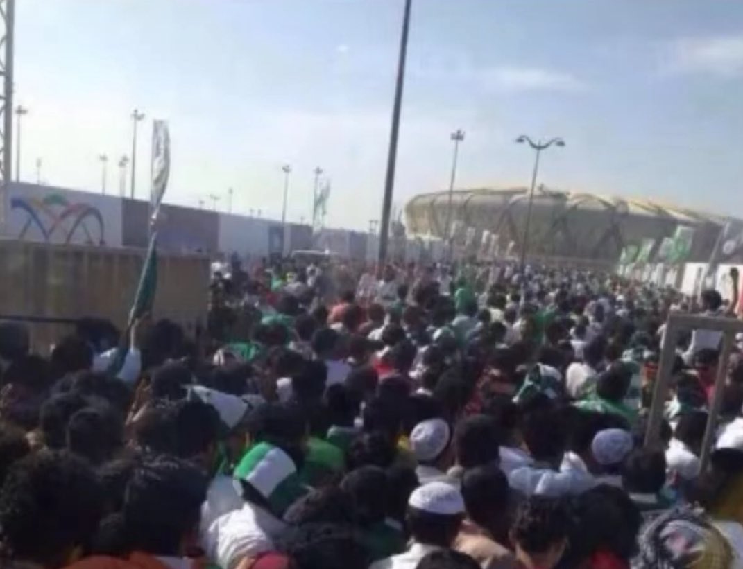 🚨🚨 في حـال لم تستطـع الحضور بتذكرة فـ حضر في الملعب عن طريق السور 😉💚 !