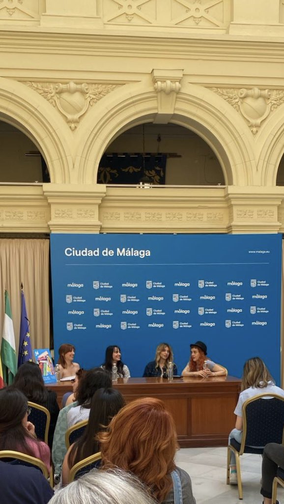 Ya estamos con #MeiSegura, <a href="/PaolaBoutellier/">Paola Boutellier ♕🌸🌼</a> y #LidiaFernandez para hablar sobre la escritura y dar consejos, moderando #MarinaBJournal 🩵 #ARCxMalaga1025