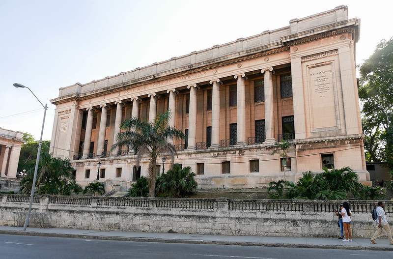 Where to see #palms... University of Havana, Havana, #Cuba. 📷: Beth Wilson CC BY-NC-ND 2.0. #Where2CPalms