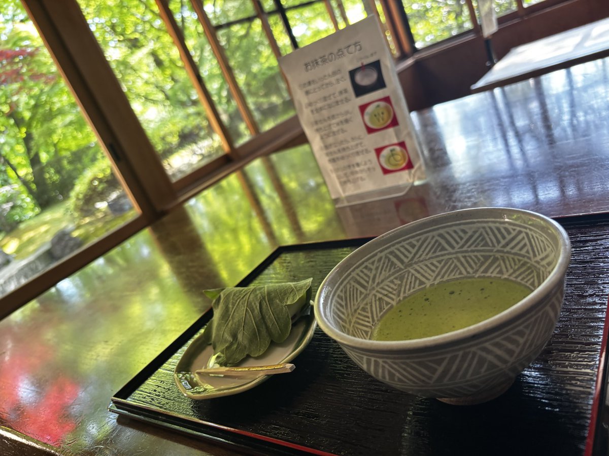 yasu_dyns's tweet photo. バンドメンバーとお抹茶点てに色金山公園に行ってきました。
ちょっと前までは普通にお抹茶と和菓子のセットをいただく場所だったのに、体験型に変わってて楽しかった。
GWも残りわずか。楽しんで生きます。 https://t.co/ykd2LCTBnG