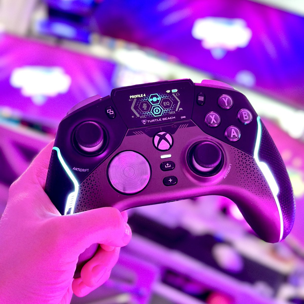 New controller, who dis?!

LIVE on Twitch and might be giving this bad boy a spin in a bit!

FUN FACT: It shows phone notifications on that screen too… HOW COOL IS THAT?!

#Ad [Gifted] #TurtleBeach