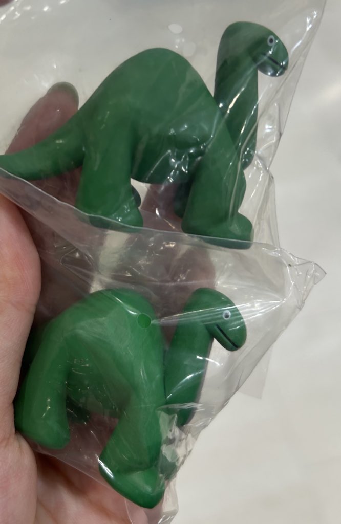 bunponta's tweet photo. DAISUKE KONDO art collection mascot figure ガチャ 交換

【譲】burakiosaurusu🦕×2
【求】kuma🐻 、hana🌸

梅田手渡し希望です。
条件に合う方はお気軽にお声掛けいただけますと幸いです！ https://t.co/elADoOsQYW