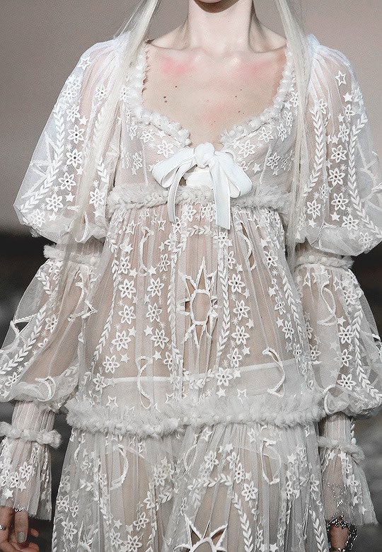 rosierpearl's tweet photo. alexander mcqueen fall/winter 2014 https://t.co/WylLoZqPMC