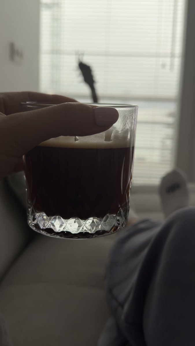 jechka21's tweet photo. Новая мода пить кофе из стаканов под виски 🥃 https://t.co/tl10pUtjgT