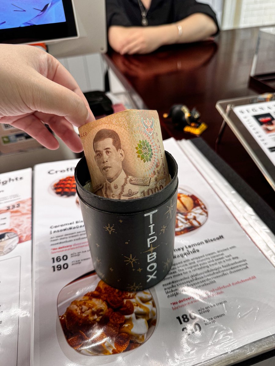 papunjaeat's tweet photo. W…ait… wait WAIT . Did someone just drop a 1,000 baht tip like it’s nothing ?! 😭😭😭 !!!! WHO ARE YOU ?!!!?WAWWWwwwwwwwwwwwwwwww
#versatiletoday https://t.co/PvwIdqDSyt