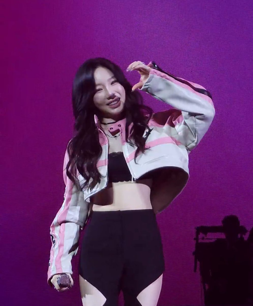 Taebe0309's tweet photo. 💜🥴

#TAEYEON #태연
#TAEYEON_TheTENSE 
#TAEYEON_TheTENSE_in_SINGAPORE https://t.co/O3MVdUHUE7