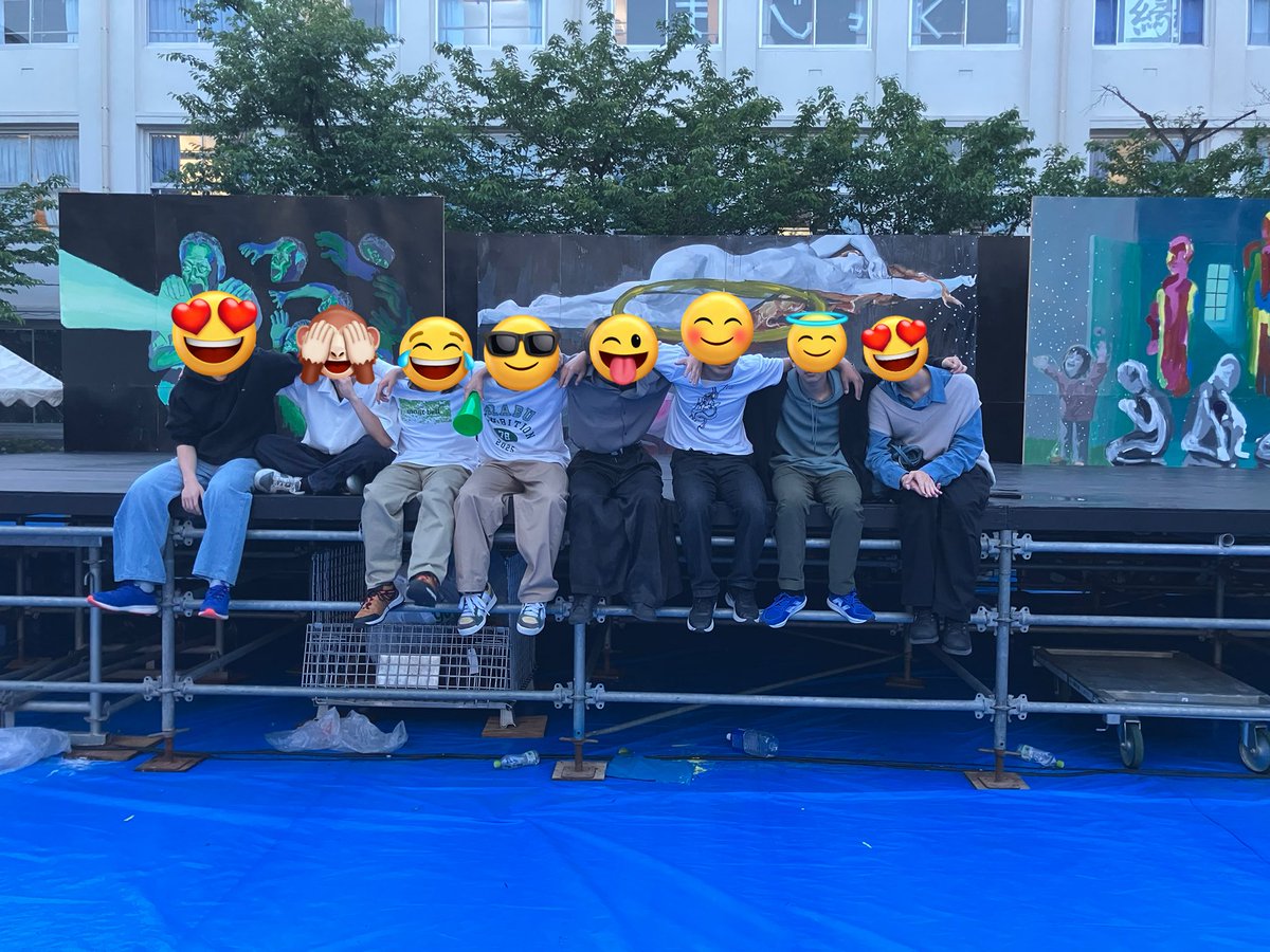 Azabu_ten's tweet photo. 2日目終わりました。学園紛争演劇やインタビュー動画の追加などいろいろありましたが来場者1400人越えを達成しました〜😀
展責の言葉などで勢いに乗って展示大賞狙っていきますので来てください！
集合写真
↓ https://t.co/KENCRQyZ0R
