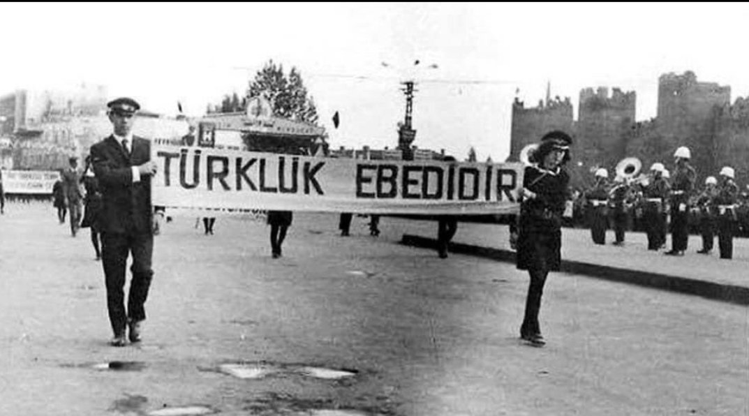 "Ben her şeyden önce bir Türk milliyetçisiyim. Böyle doğdum. Böyle öleceğim. Türk'ün varlığı bu köhne aleme yeni ufuklar açacak, güneş ne demek, ufuk ne demek, o zaman görülecek."  
Mustafa Kemal Atatürk
3 Mayıs Türkçülük Günü kutlu olsun.