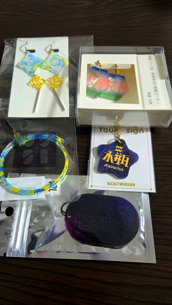 kurorinrinrin's tweet photo. 結局参戦しました🥹
行かなくて後悔するより、行って散財💸する😼
財力がもっとあれば……😭
#AcrylicMArket
#にちた屋さん
#usomuso
#JISS
#IROLAB https://t.co/SBdvoq0pVJ