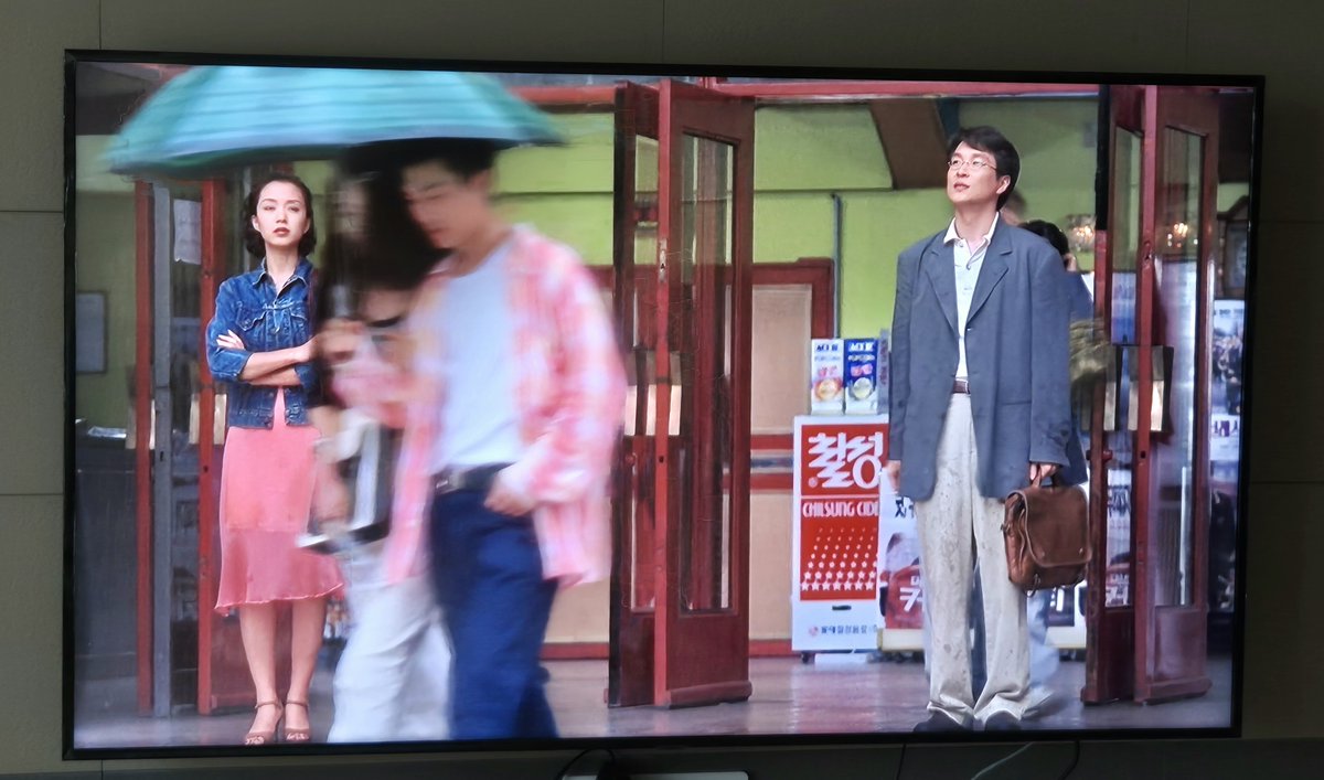 접속. 넷플릭스로 영화 한편 보려고 찾다가 '접속' 발견! 몇년만인가 싶어 & 최근 포스팅도 했어서 플레이~ 영화 오프닝이 이거였넹.. <극장 앞에서...