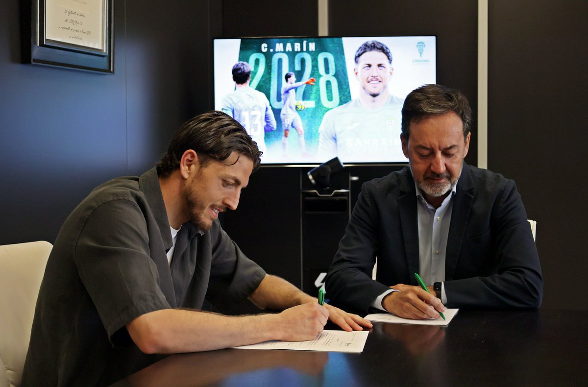 CordobaCF_ofi's tweet photo. ✍️ Papel sellado, apretón de manos... y guantes listos hasta 2028 ❤️‍🔥🧤
#CarlosMarin2028 https://t.co/g3hYdaTJIe