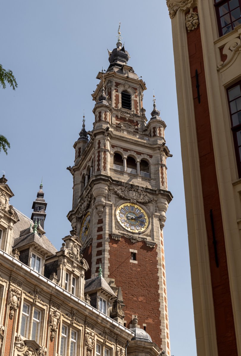 Forget glass skyscrapers, the skyline of our cities should be dotted with Neo-regionalist masterpieces like this one: