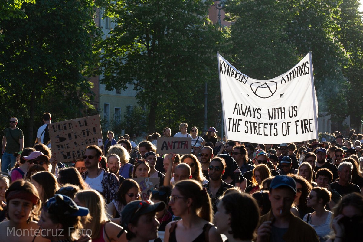 Montecruzfoto's tweet photo. #Mayday Berlin. More photos of the Revolutionary Mayday March. "Revolutionäre 1.Mai Demonstration 2025" 2/3
#B0105 #1Mai #1MaiBerlin #erstemai #R1MB #berlinprotests https://t.co/RsVeEeFH7a